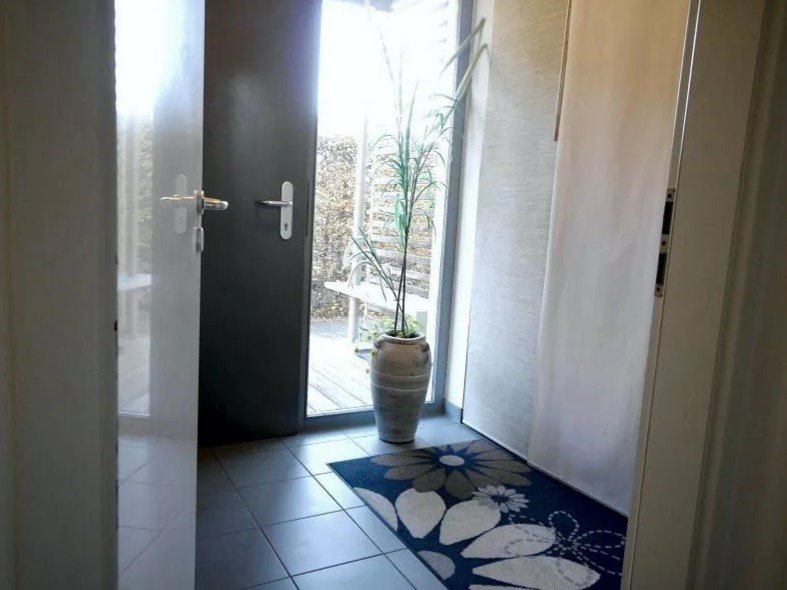 Foto Kinder willkommen-Haus in kleiner gr�ner Anlage